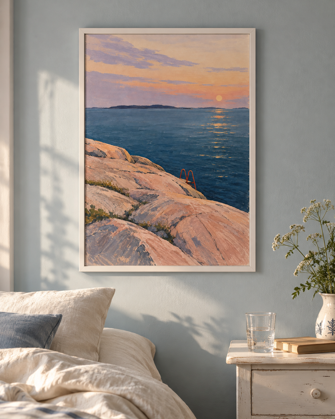Sista doppet poster från Kanva i sovrum vid kusten med vit ram. Ram säljs separat.