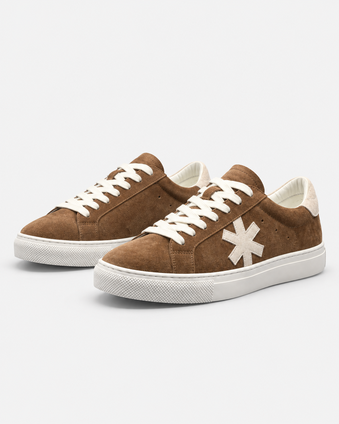 Sundre 01 Brown Suede – ett par sett snett framifrån