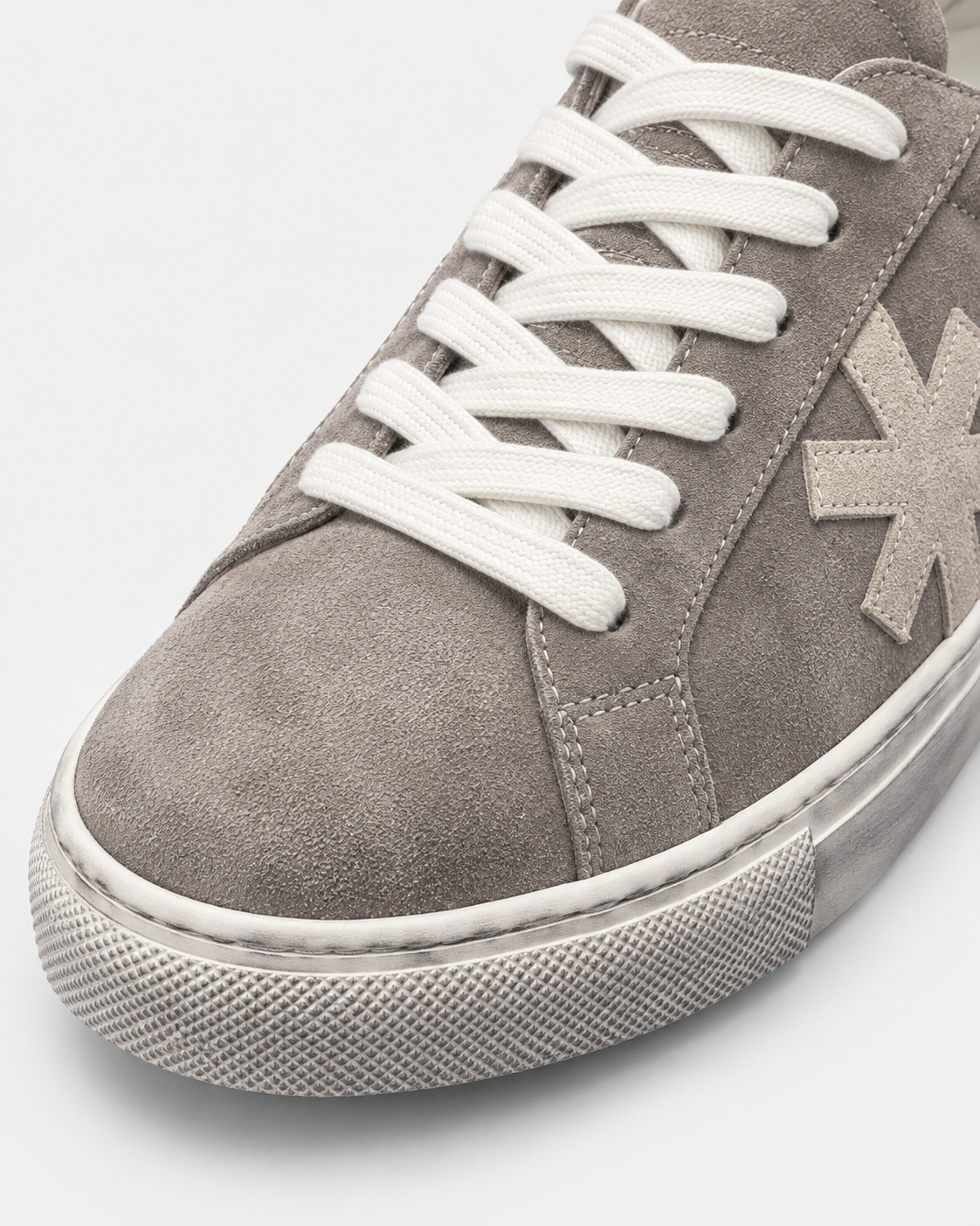 Sundre 01 Grey Suede – tåparti och materialdetaljer