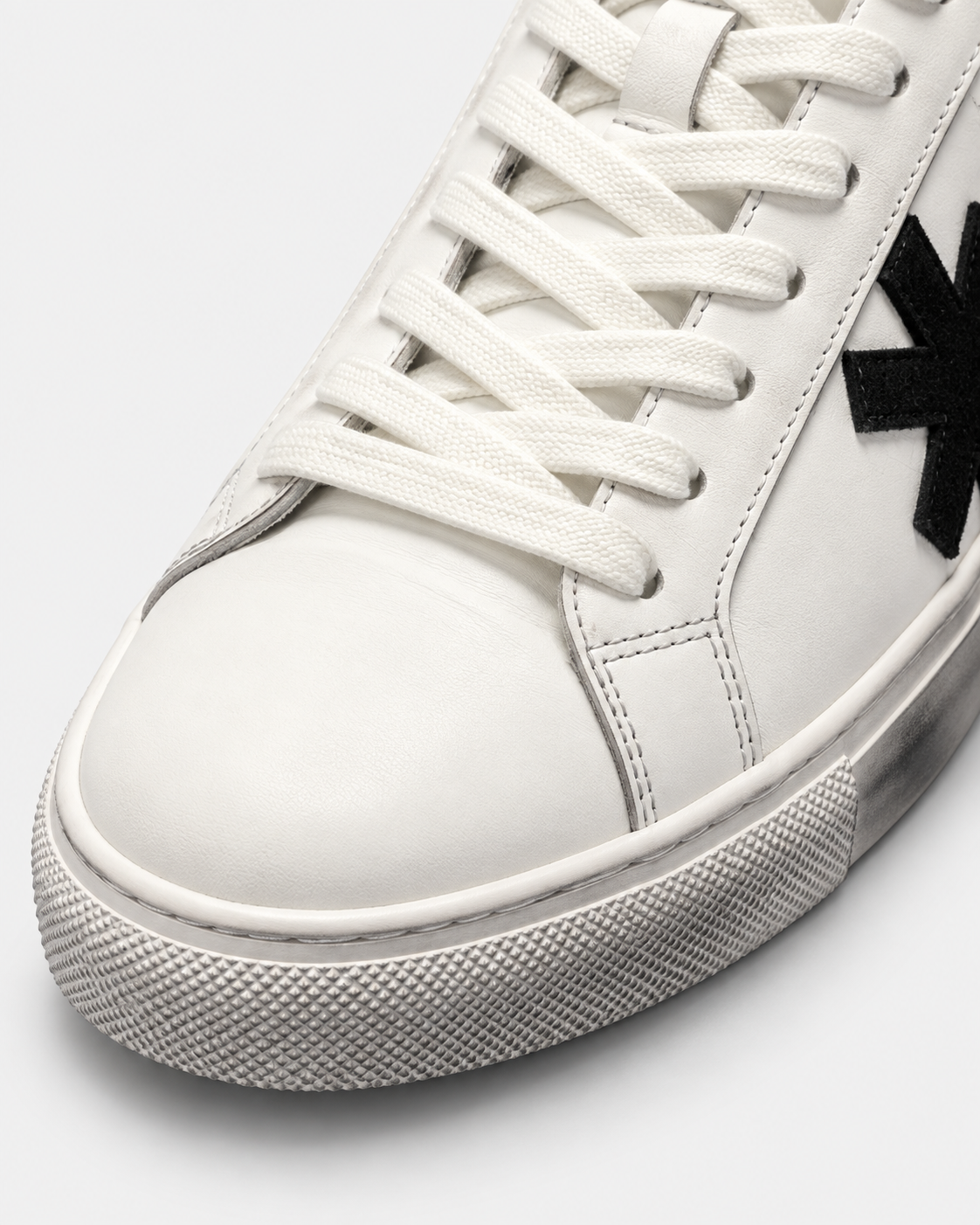 Sundre 01 White Black – tåparti och materialdetaljer