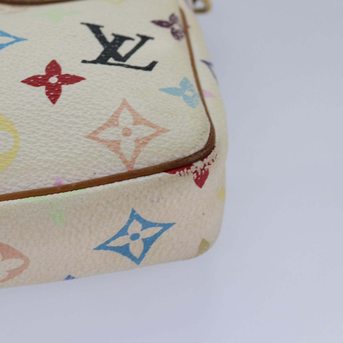 Monogrammi monivärinen taskupussi valkoinen