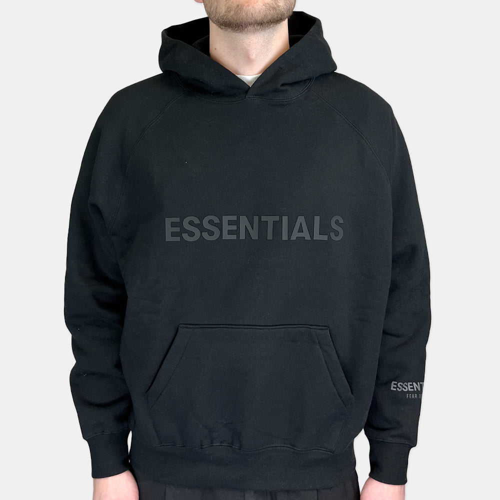 Fear of God Essentials "Black" Applique hoodie (SS20) - Hoodie | Trendiga kläder & skor - Merchsweden |