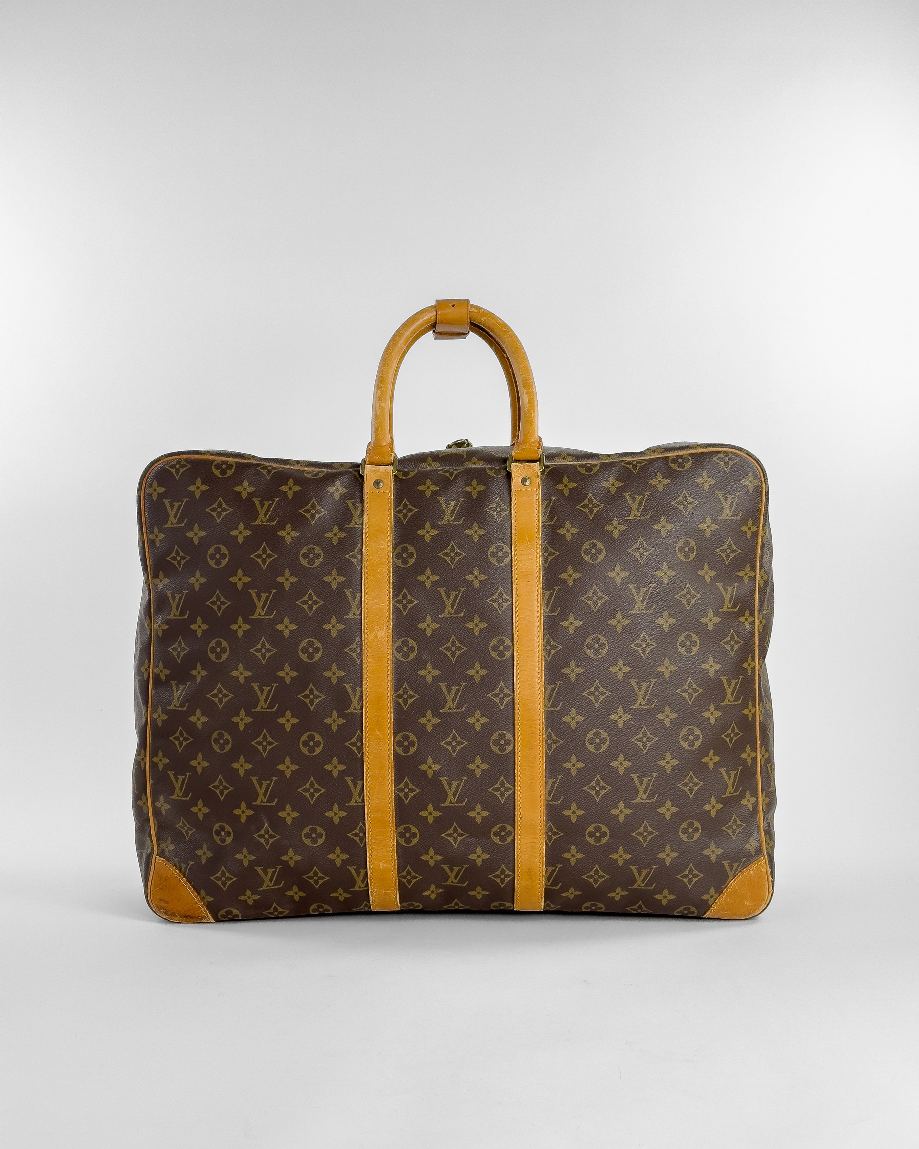 Handla Louis Vuitton Sirius 55 Suitcase Monogram online | Smidigt och enkelt på nätet - Merchsweden |