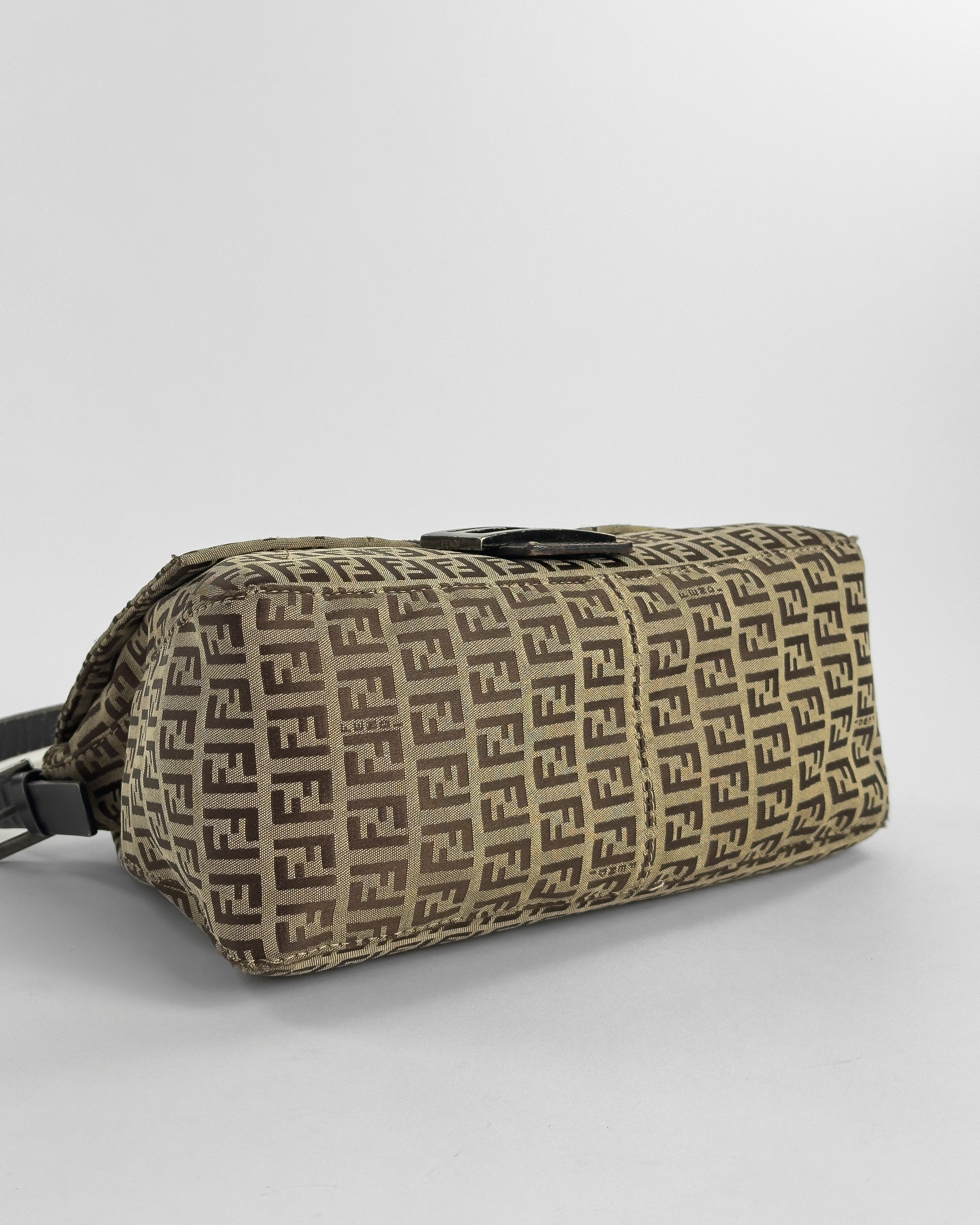 Handla Fendi Zucchino Canvas Mamma Baguette Shoulder Bag online | Smidigt och enkelt på nätet - Merchsweden |