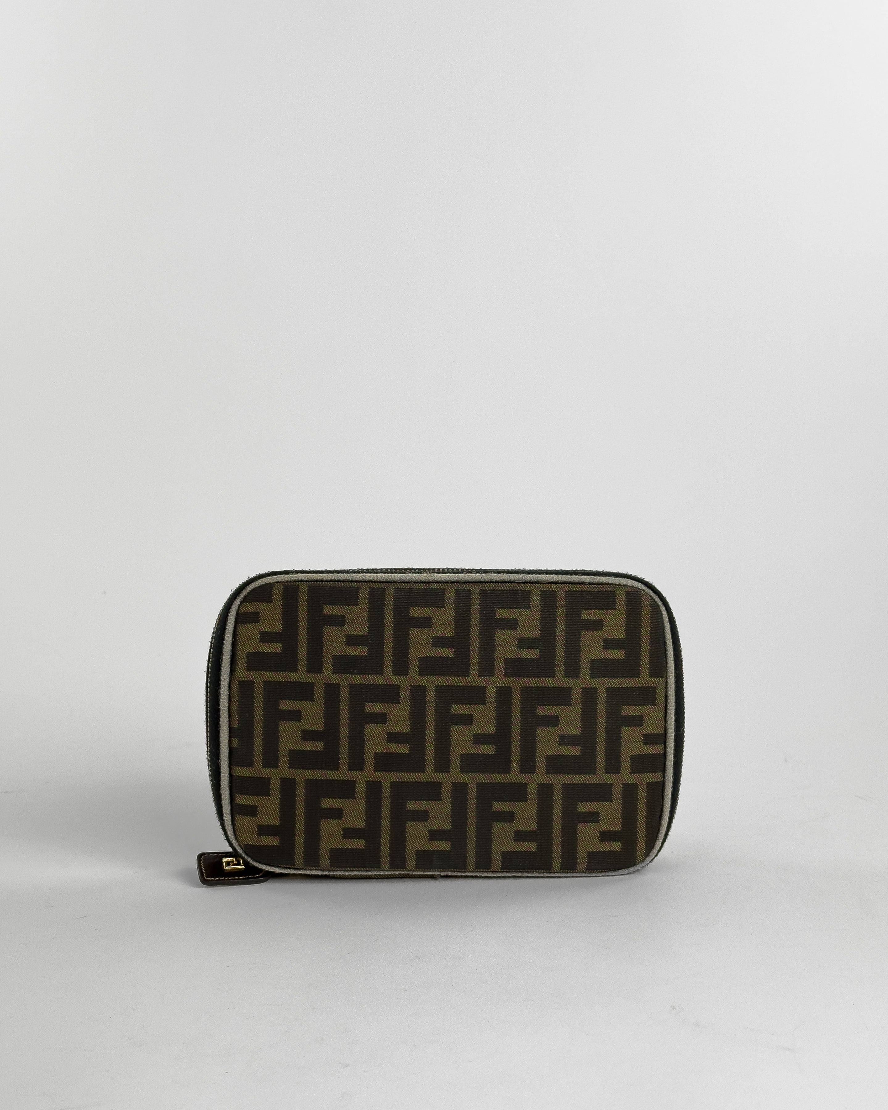 Handla Fendi Zucca Canvas Vanity Pouch online | Smidigt och enkelt på nätet - Merchsweden |