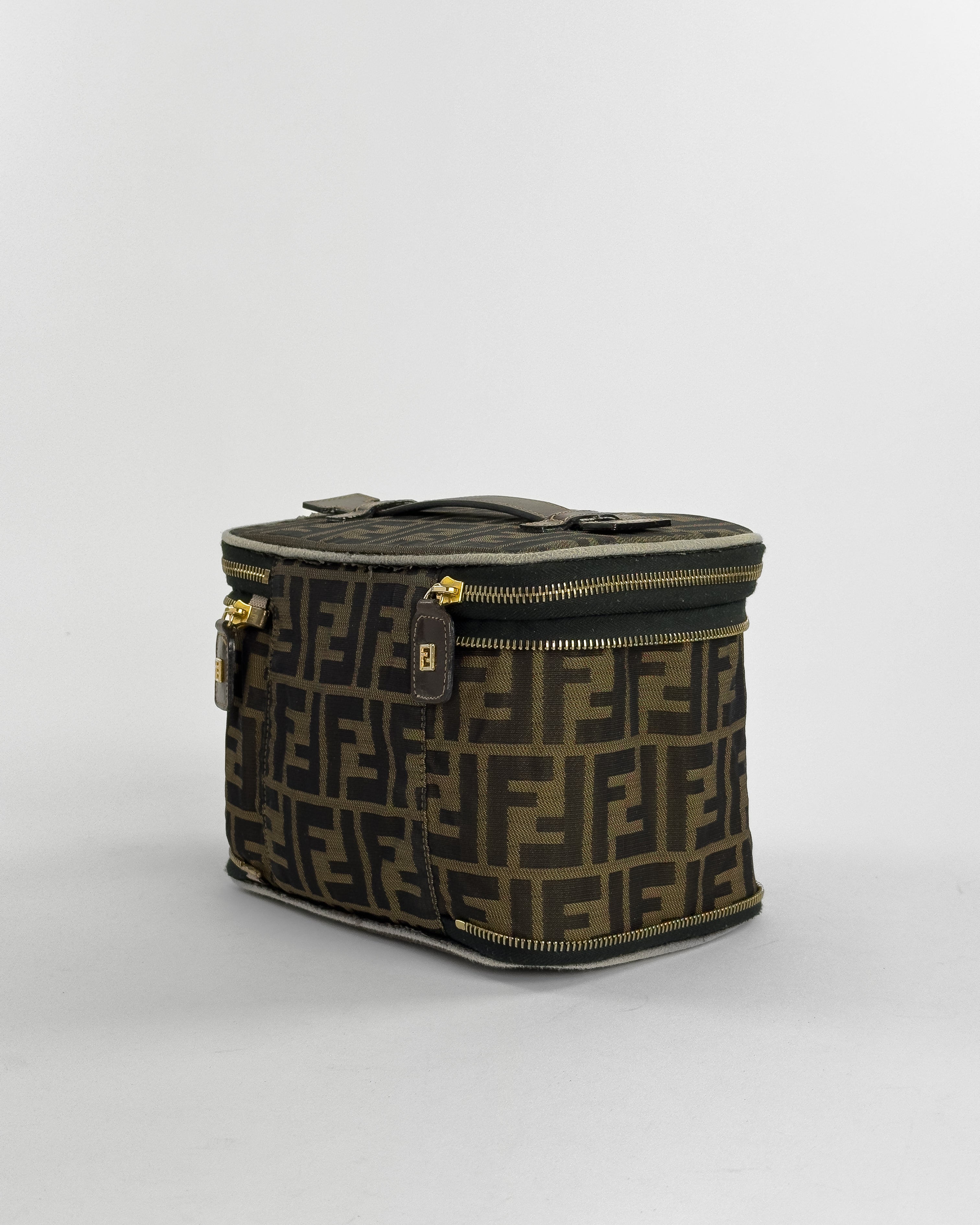 Handla Fendi Zucca Canvas Vanity Pouch online | Smidigt och enkelt på nätet - Merchsweden |