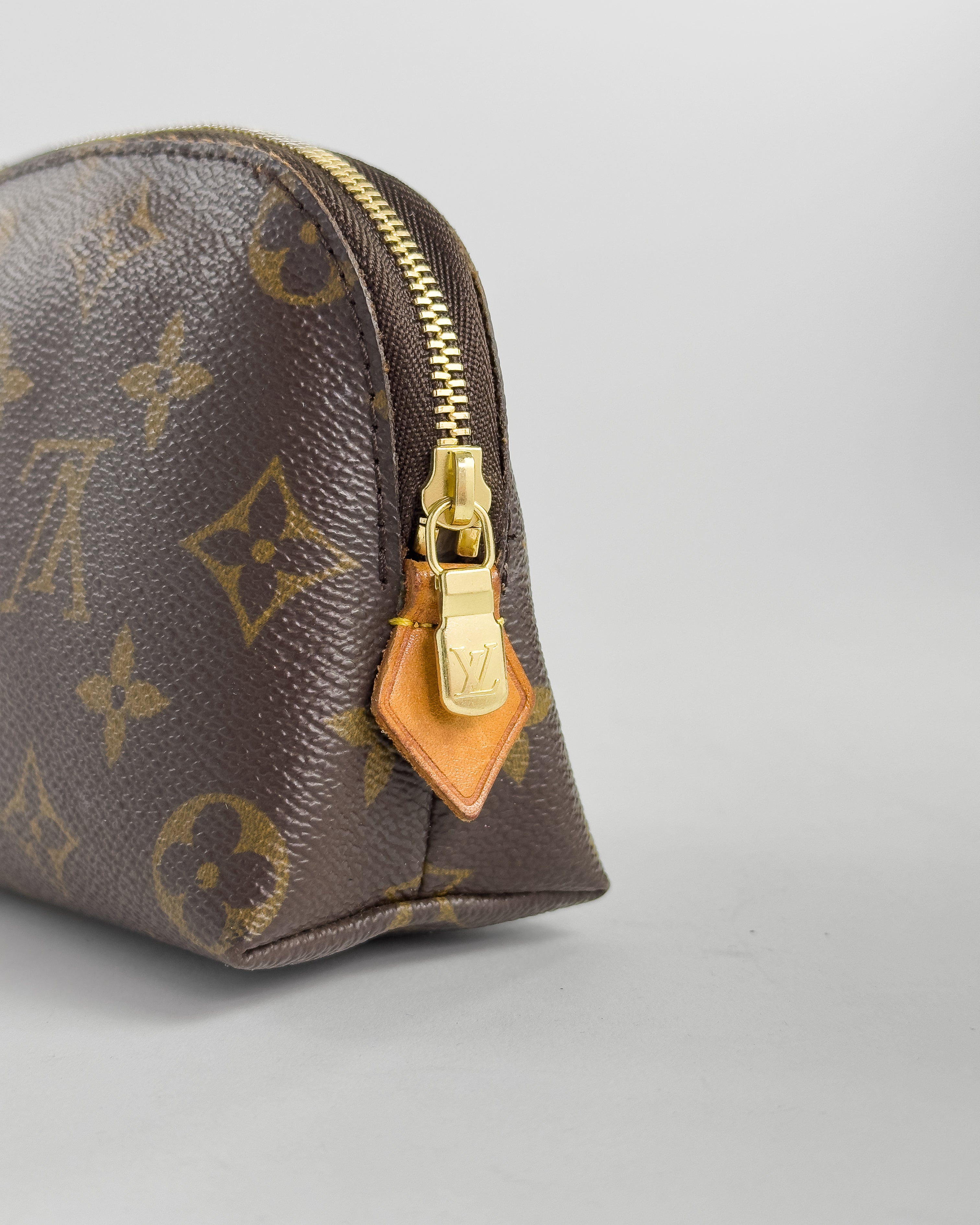 Handla Louis Vuitton Monogram Pochette PM Cosmetic Pouch online | Smidigt och enkelt på nätet - Merchsweden |