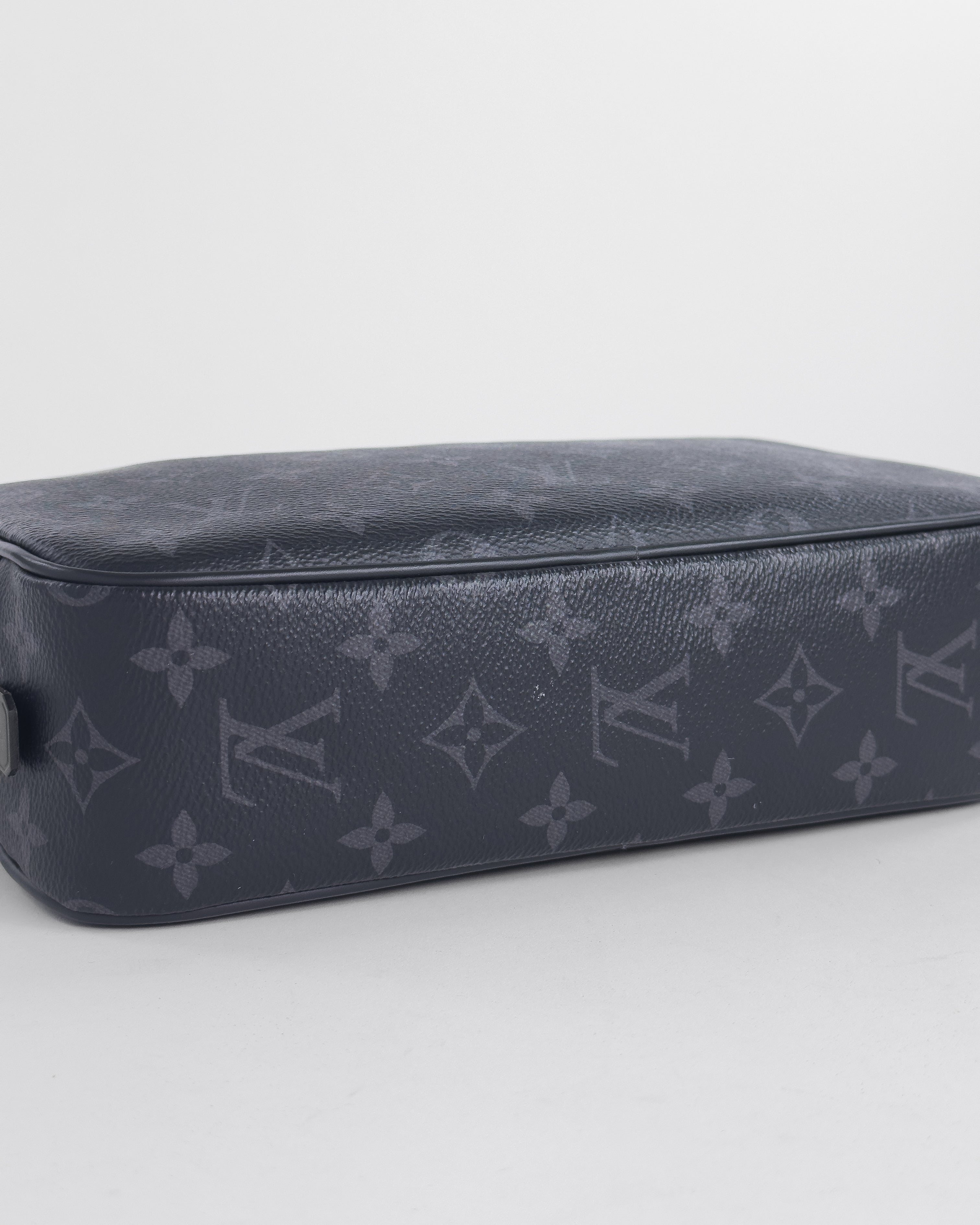 Handla Louis Vuitton Monogram Eclipse Trousse Toilette GM Clutch Bag online | Smidigt och enkelt på nätet - Merchsweden |