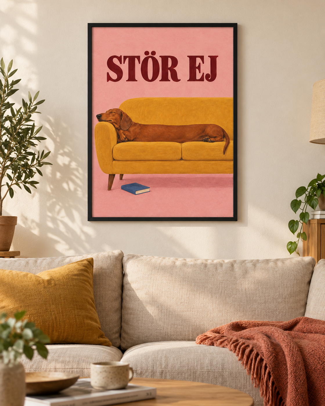 Tax på paus poster från Kanva i soffhörna med svart ram. Ram säljs separat.
