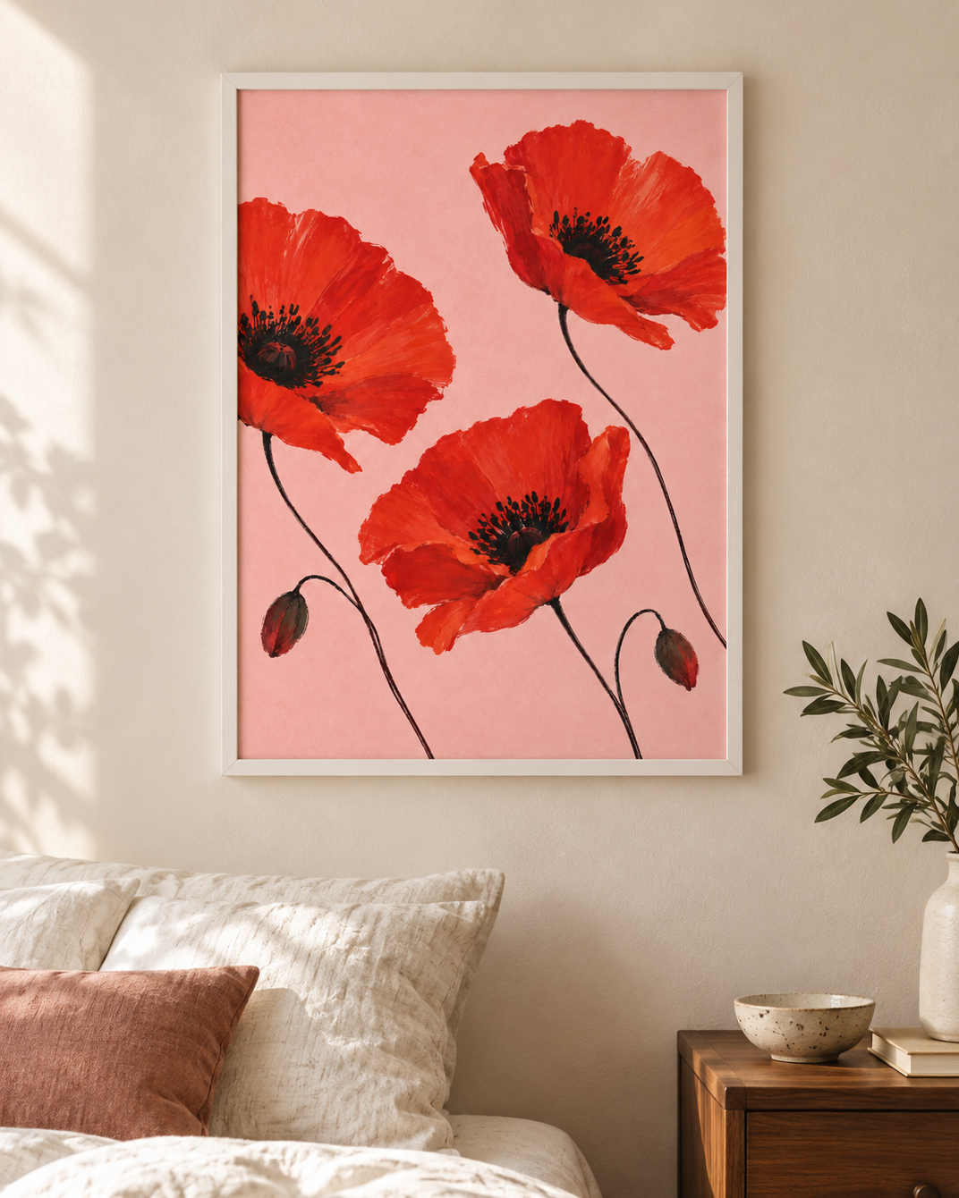 Vallmo i vinden poster från Kanva i sovrum med vit ram. Ram säljs separat.