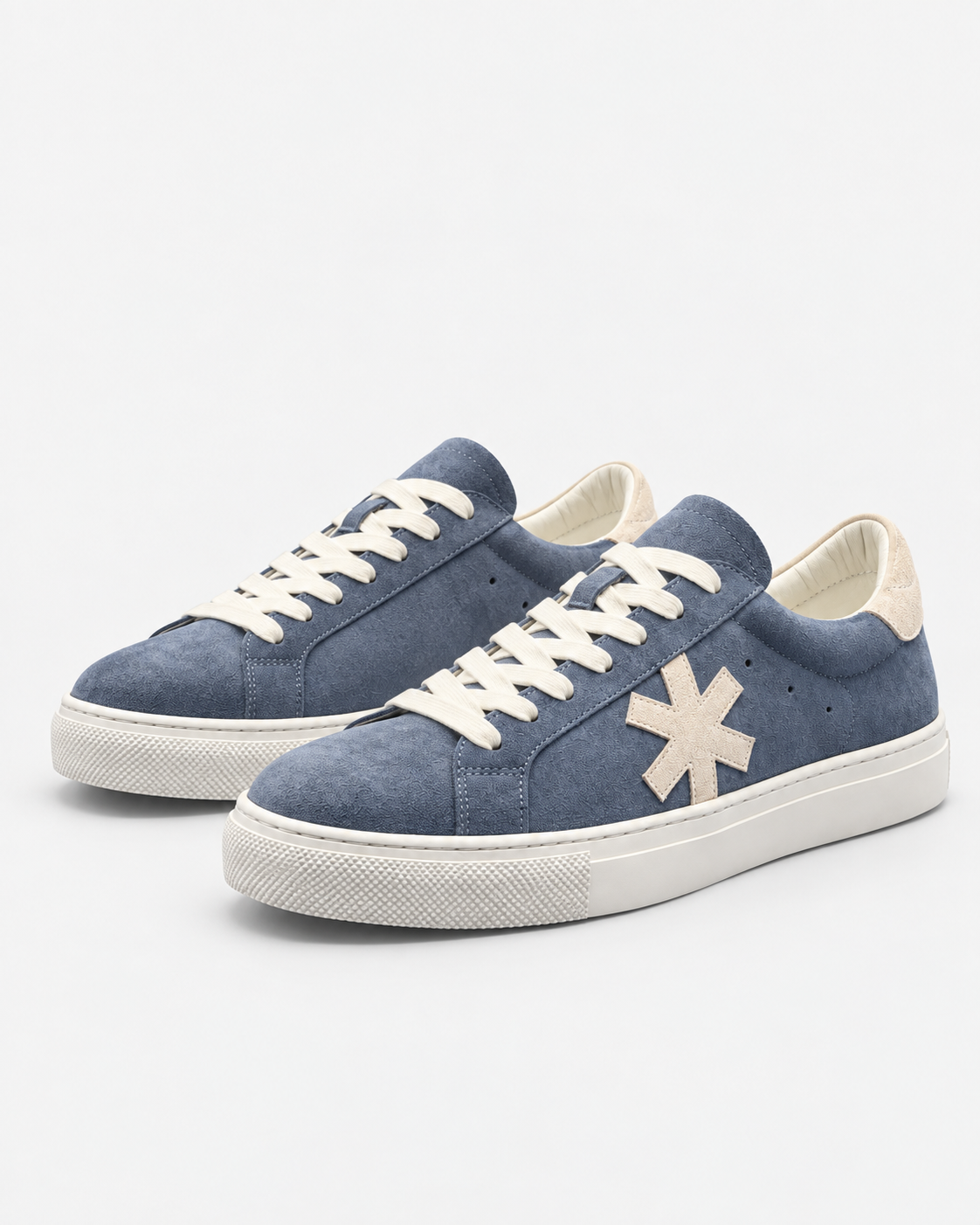 Sundre 01 Navy Suede – ett par sett snett framifrån
