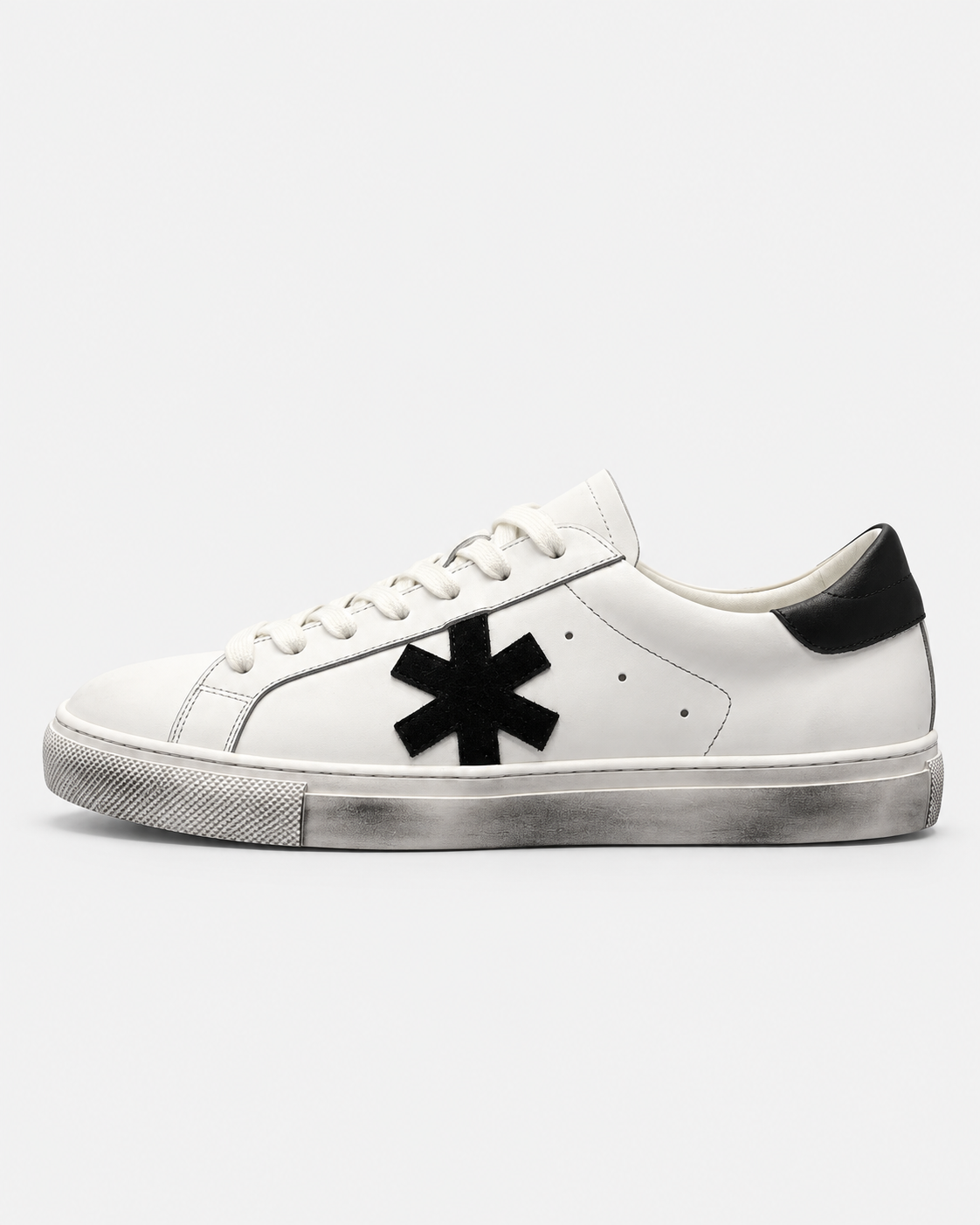 Sundre 01 White Black – vit sneaker i läder med svart detalj, sedd från sidan