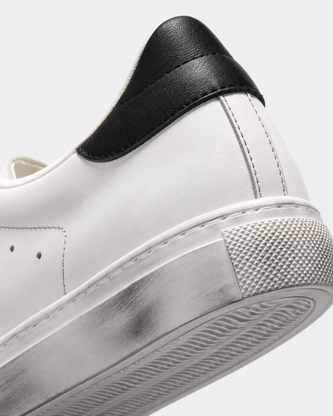 Sundre 01 White Black – häl och bakre detaljer