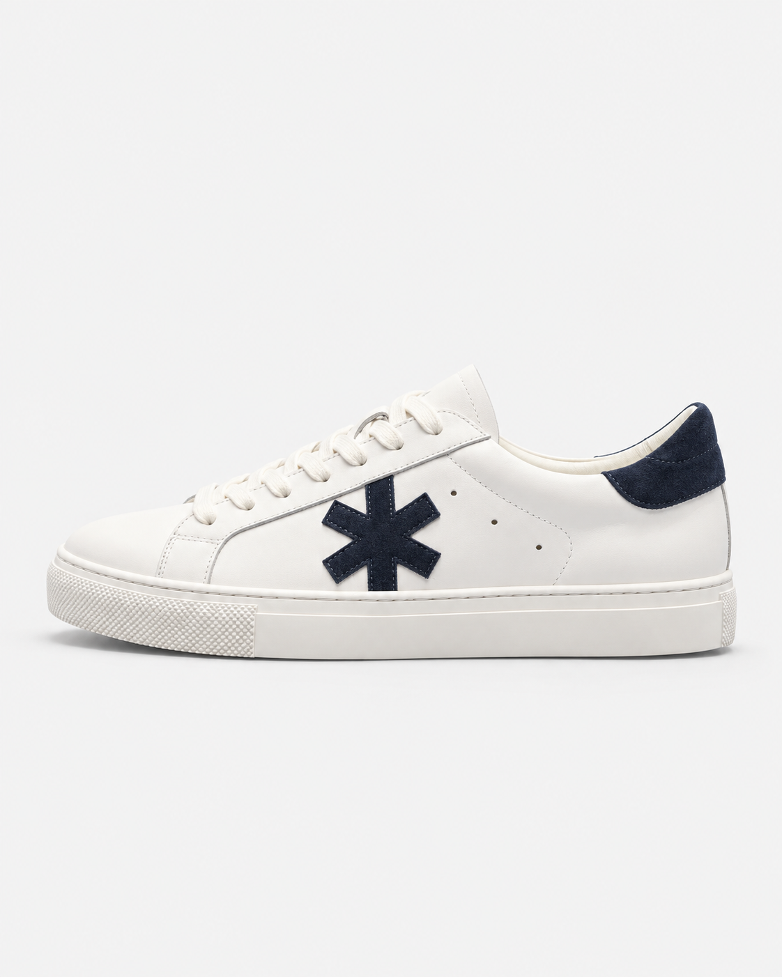 Sundre 01 White Navy – sedd från sidan