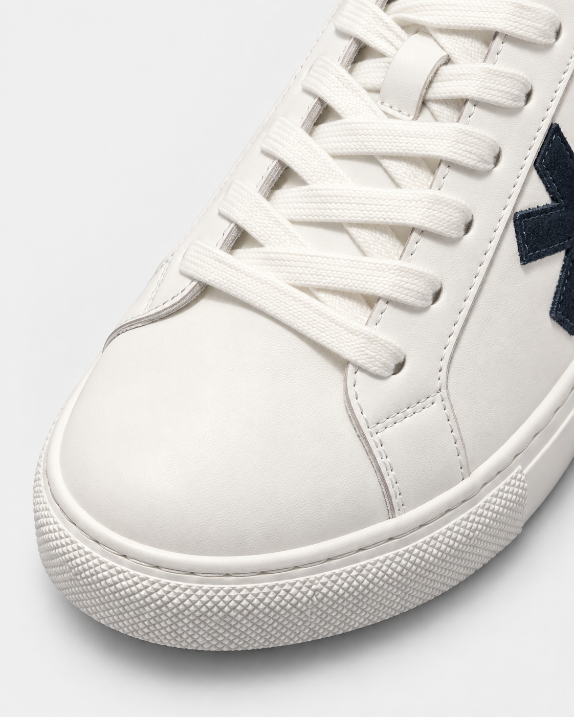 Sundre 01 White Navy – tåparti och materialdetaljer