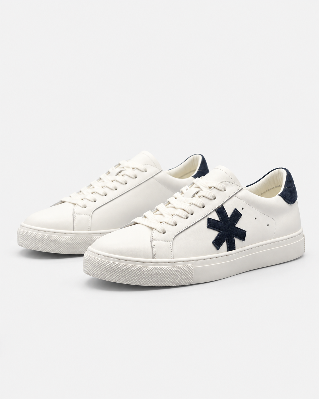 Sundre 01 White Navy – ett par sett snett framifrån