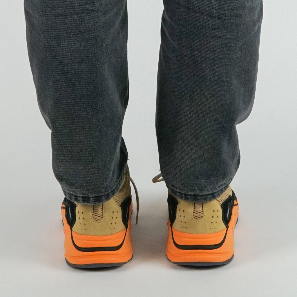 Adidas Yeezy 700 "Enflame Amber" | Trendiga sneakers - Snabb leveranstid | Merchsweden | Yeezy 700