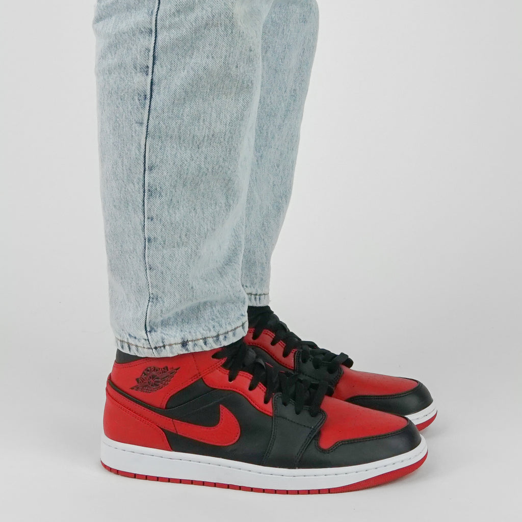 Nike Jordan 1 "Banned" Mid | Trendiga sneakers - Snabb leveranstid | Merchsweden | Jordan 1