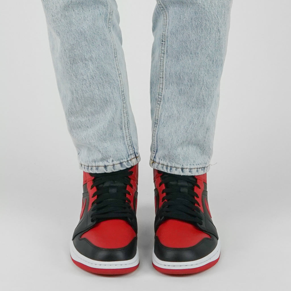 Nike Jordan 1 "Banned" Mid | Trendiga sneakers - Snabb leveranstid | Merchsweden | Jordan 1