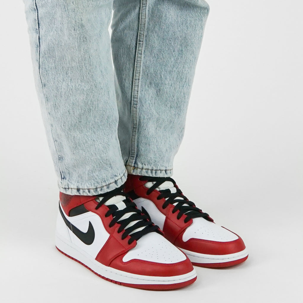 Nike Jordan 1 "Chicago" Mid | Trendiga sneakers - Snabb leveranstid | Merchsweden | Jordan 1