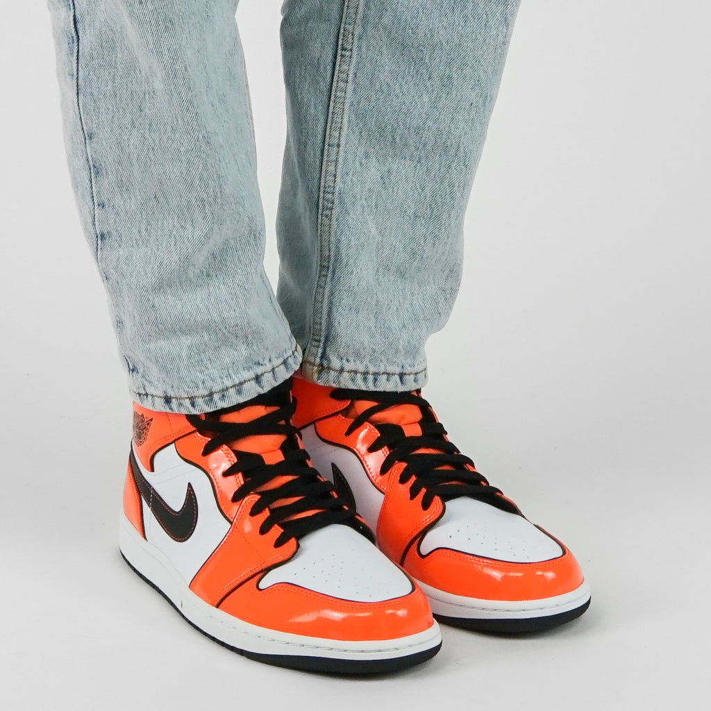 Nike Jordan 1 "Orange Turf" Mid | Trendiga sneakers - Snabb leveranstid | Merchsweden | Jordan 1