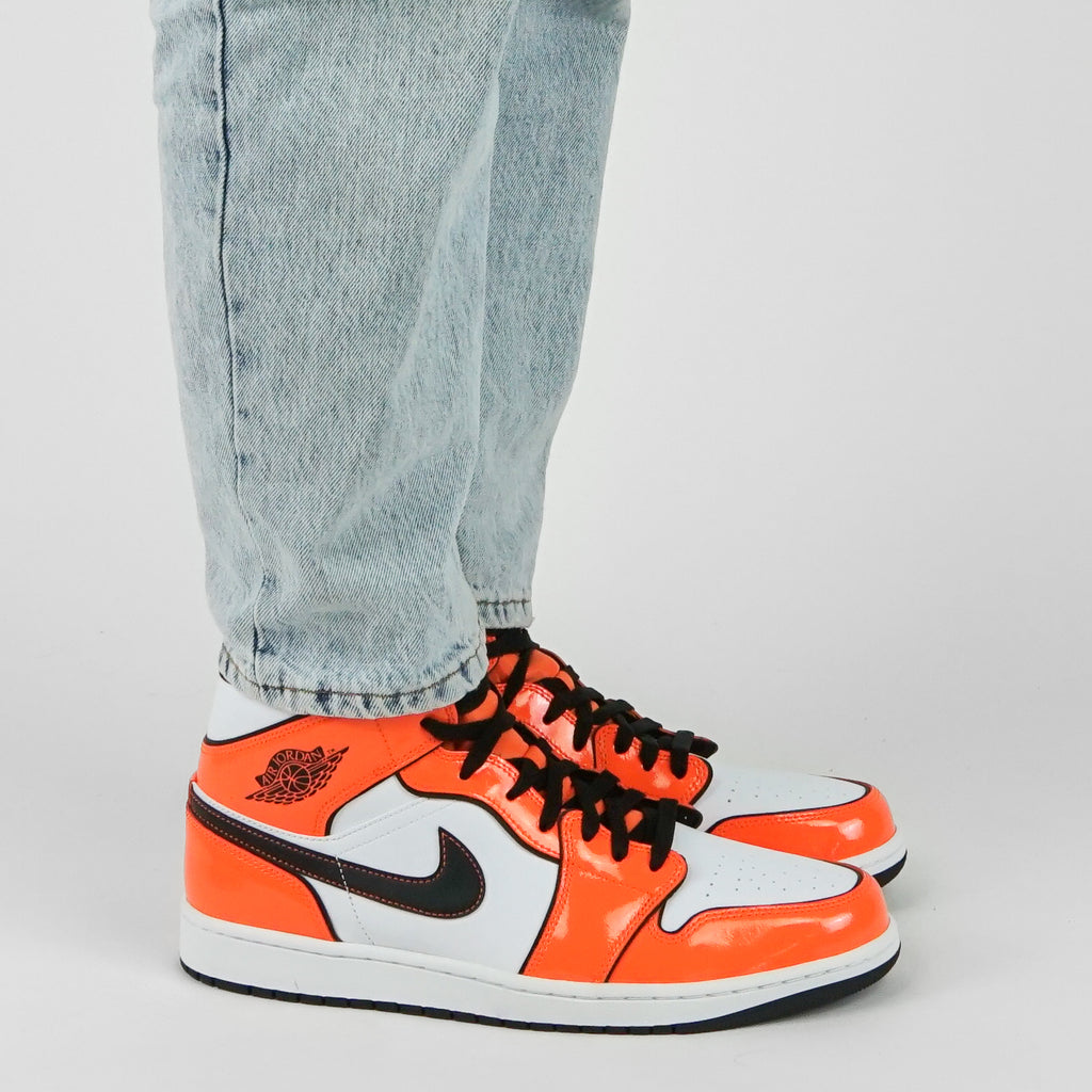 Nike Jordan 1 "Orange Turf" Mid | Trendiga sneakers - Snabb leveranstid | Merchsweden | Jordan 1