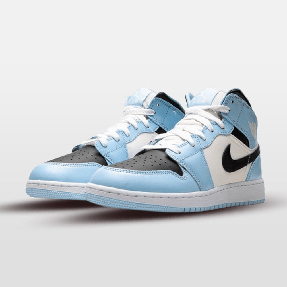 Nike Jordan 1 "Ice Blue" Mid (GS) | Trendiga sneakers - Snabb leveranstid | Merchsweden | Jordan 1