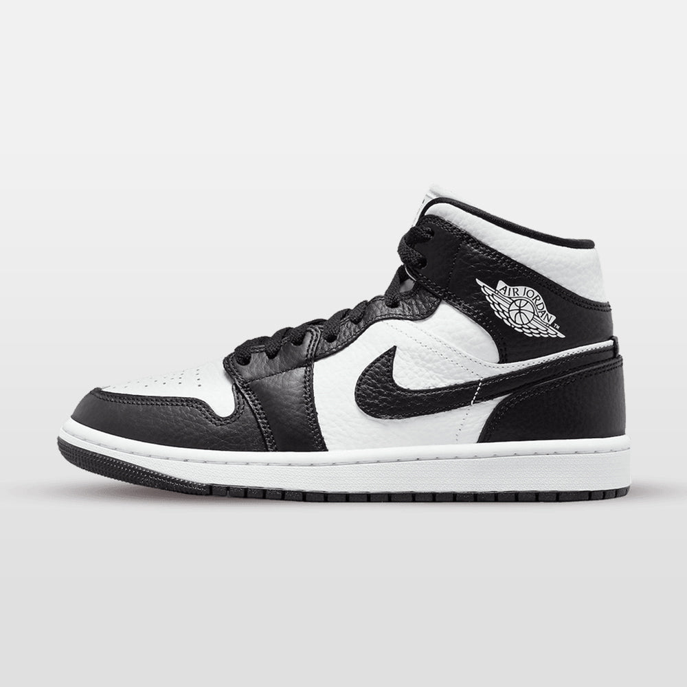 Nike Jordan 1 "Split Black White" Mid (W) | Trendiga sneakers - Snabb leveranstid | Merchsweden | Jordan 1