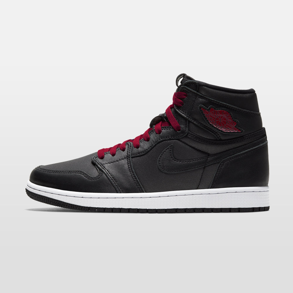 Nike Jordan 1 "Black Satin Gym Red" High | Trendiga sneakers - Snabb leveranstid | Merchsweden | Jordan 1