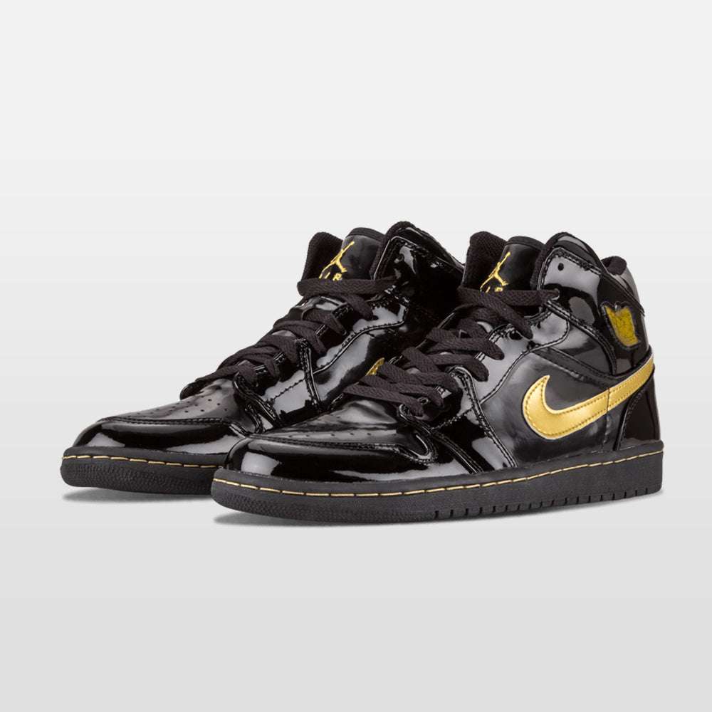 Nike Jordan 1 "Black Metallic Gold" Mid | Trendiga sneakers - Snabb leveranstid | Merchsweden | Jordan 1