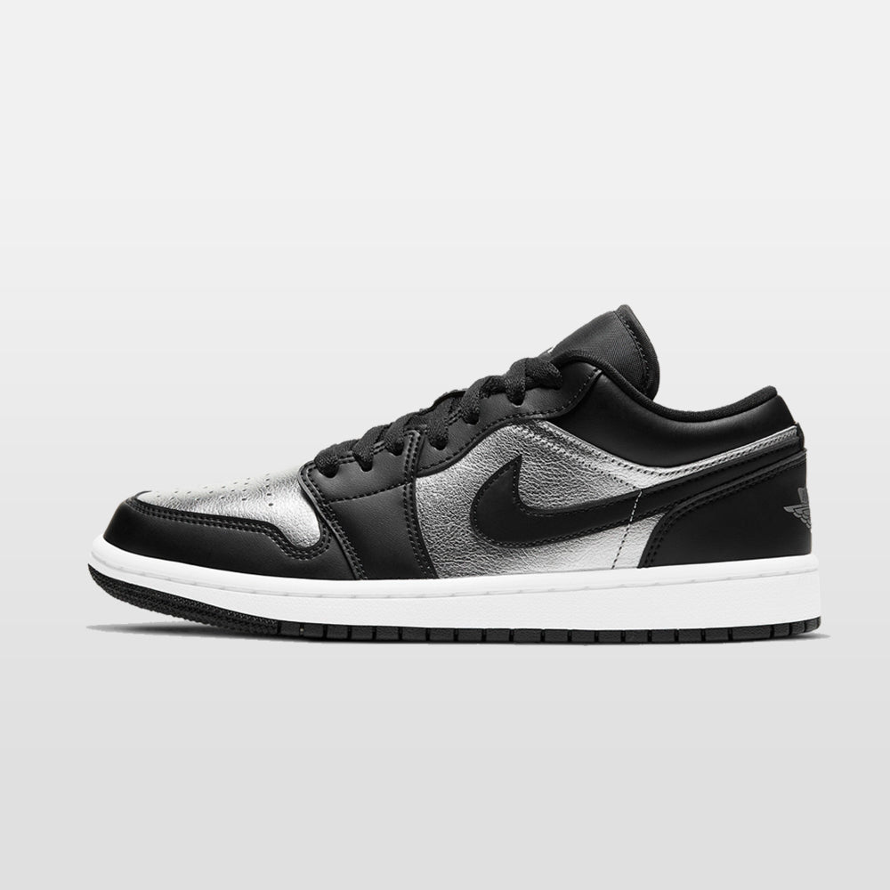 Nike Jordan 1 "Black Metallic Silver" Low (W) | Trendiga sneakers - Snabb leveranstid | Merchsweden | Jordan 1
