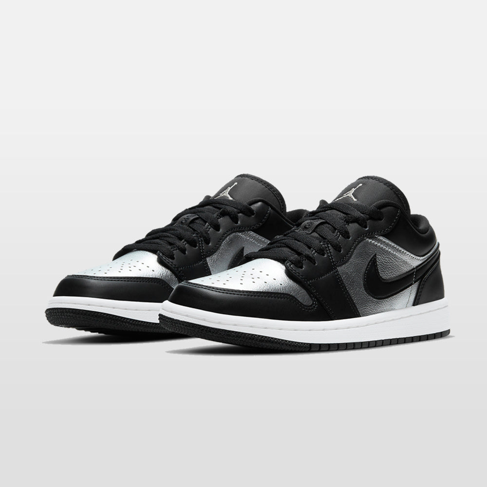 Nike Jordan 1 "Black Metallic Silver" Low (W) | Trendiga sneakers - Snabb leveranstid | Merchsweden | Jordan 1