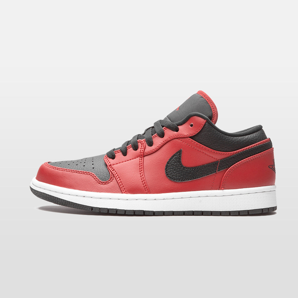 Nike Jordan 1 "Reverse Bred" Low | Trendiga sneakers - Snabb leveranstid | Merchsweden | Jordan 1