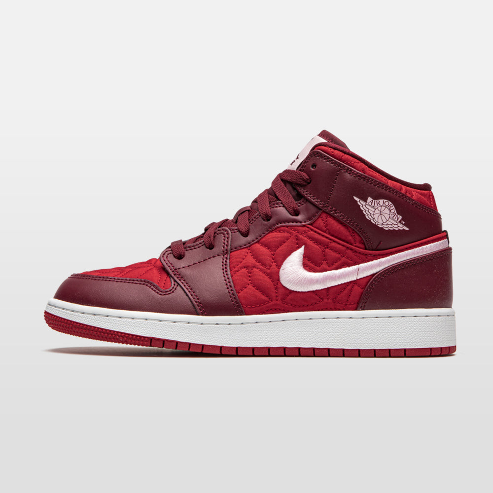 Nike Jordan 1 "Red Quilt" Mid (GS) | Trendiga sneakers - Snabb leveranstid | Merchsweden | Jordan 1