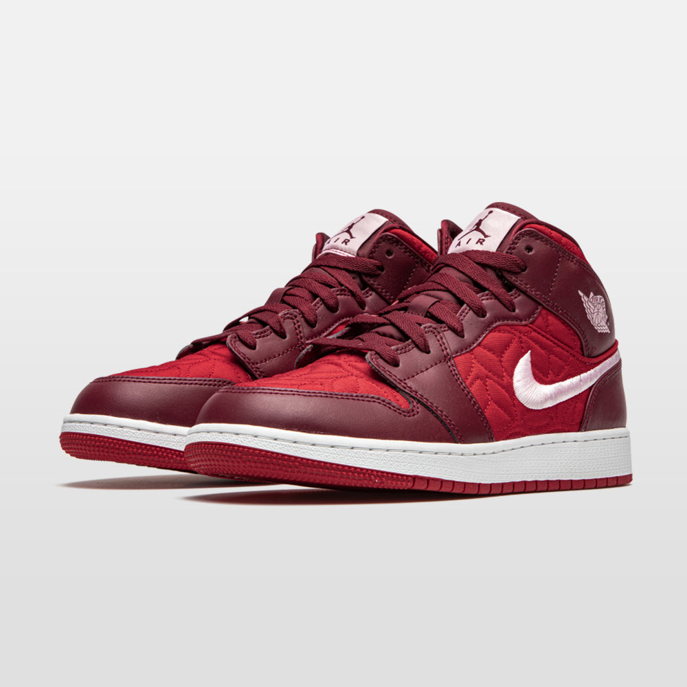 Nike Jordan 1 "Red Quilt" Mid (GS) | Trendiga sneakers - Snabb leveranstid | Merchsweden | Jordan 1